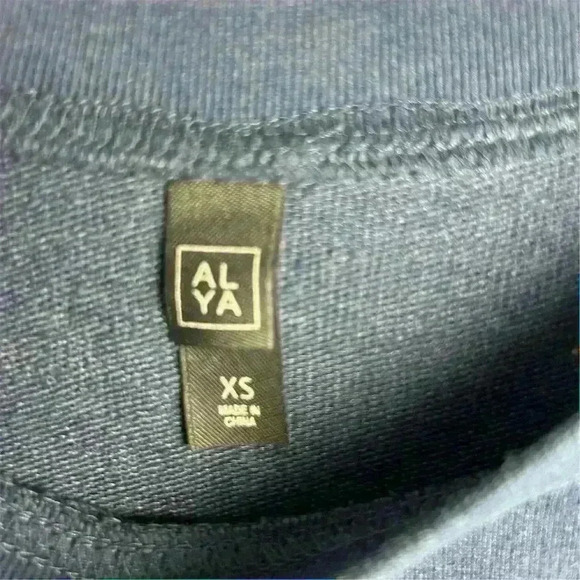 Ayla Francesca Women's XS Blue Crewneck with red hearts Sweatshirt Casual - Picture 5 of 9